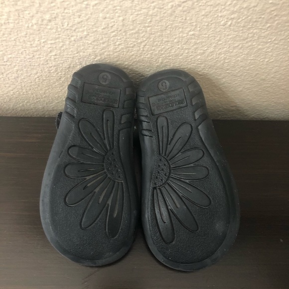 Adorable Oshkosh shoes for little girl Size 5 - Picture 4 of 6